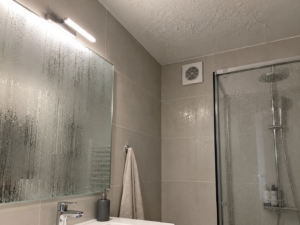 Condens în baie fără geam – oglindă aburită și umezeală pe tavan