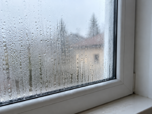 Condens la ferestre termopan – picături de apă pe geam