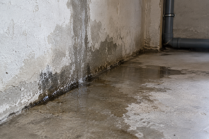 Infiltrații pe lângă țevi într-un perete de beton